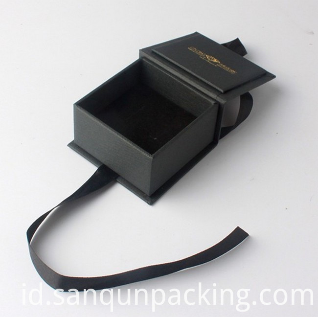 Kotak Dengan Pita Box With Ribbon